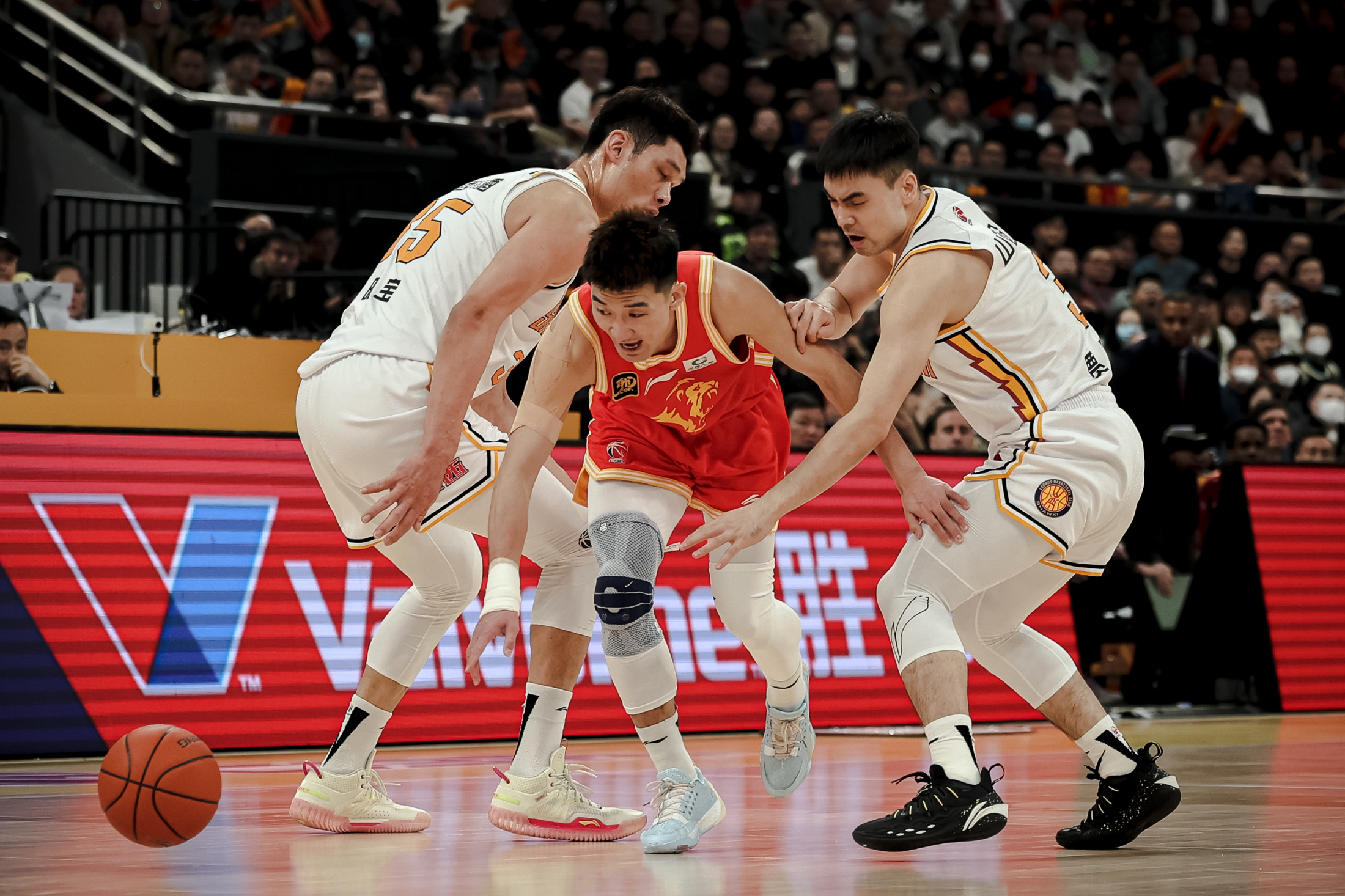 华体会体育-山东男篮实力抗衡江苏队，双方实力不相上下(山东男篮与江苏男篮比赛视频)