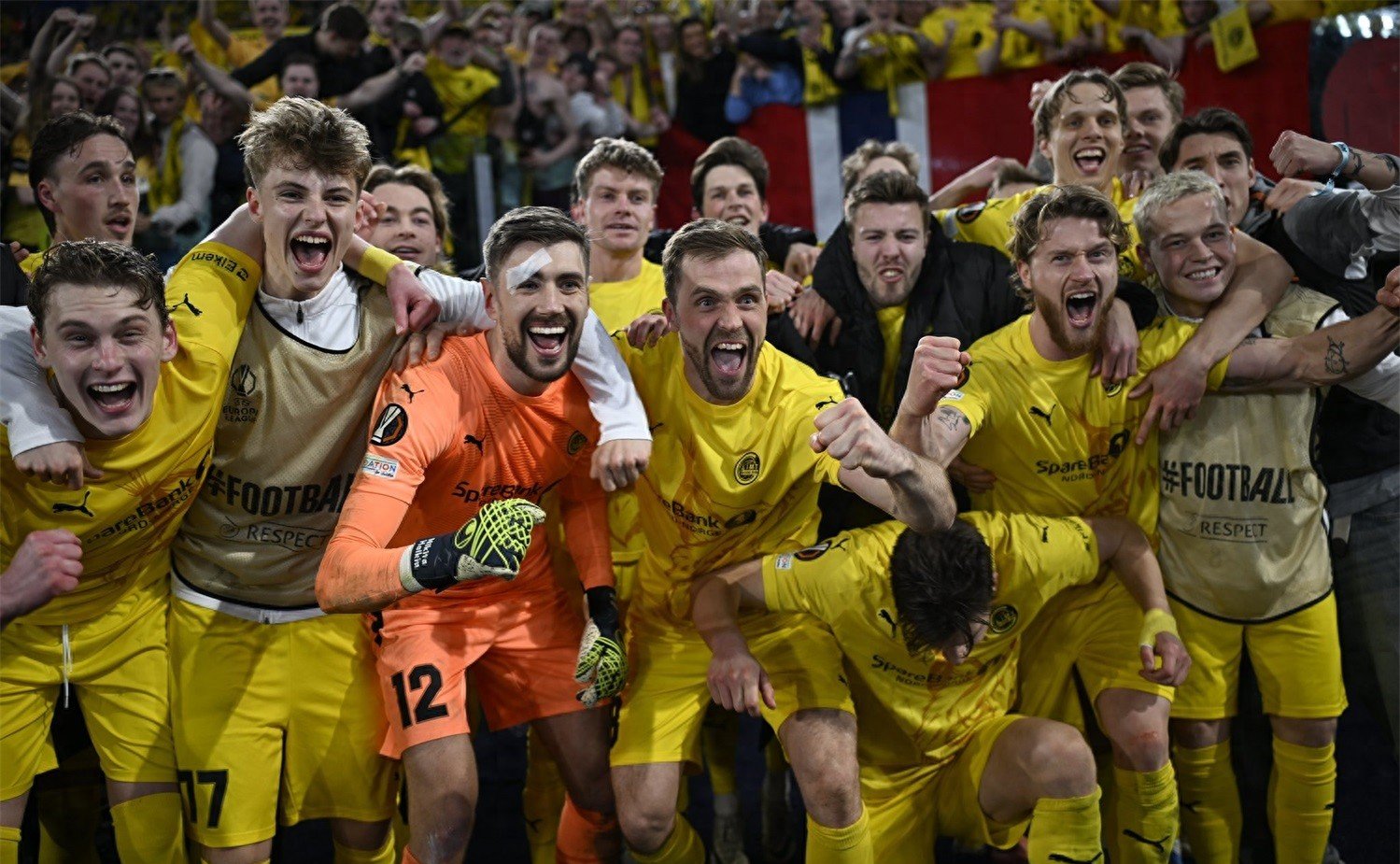 热闹开球！欧预赛比赛气氛热烈喧闹(气排球裁判手势图解全套)